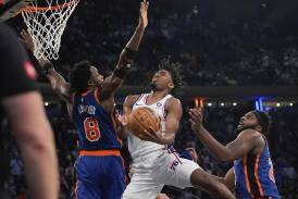 The 76ers' Tyrese Maxey shoots over the Knicks' OG Anunoby and Mitchell Robinson. (AP PHOTO)